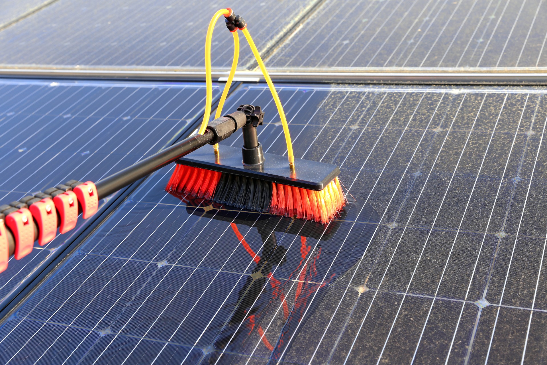 Gentle cleaning of solar modules with water Gentle cleaning of solar modules with water